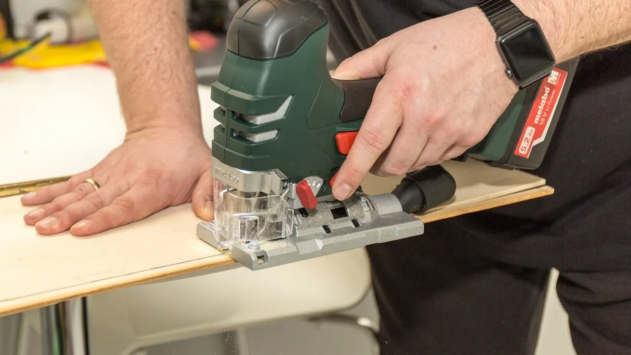 Die Metabo Stichsäge wird an einer Multiplexplatte getestet.